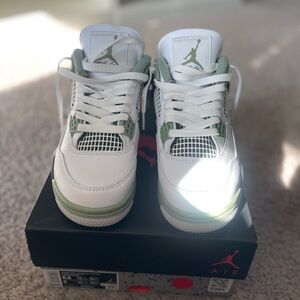 Women’s Air Jordan 4 Retro